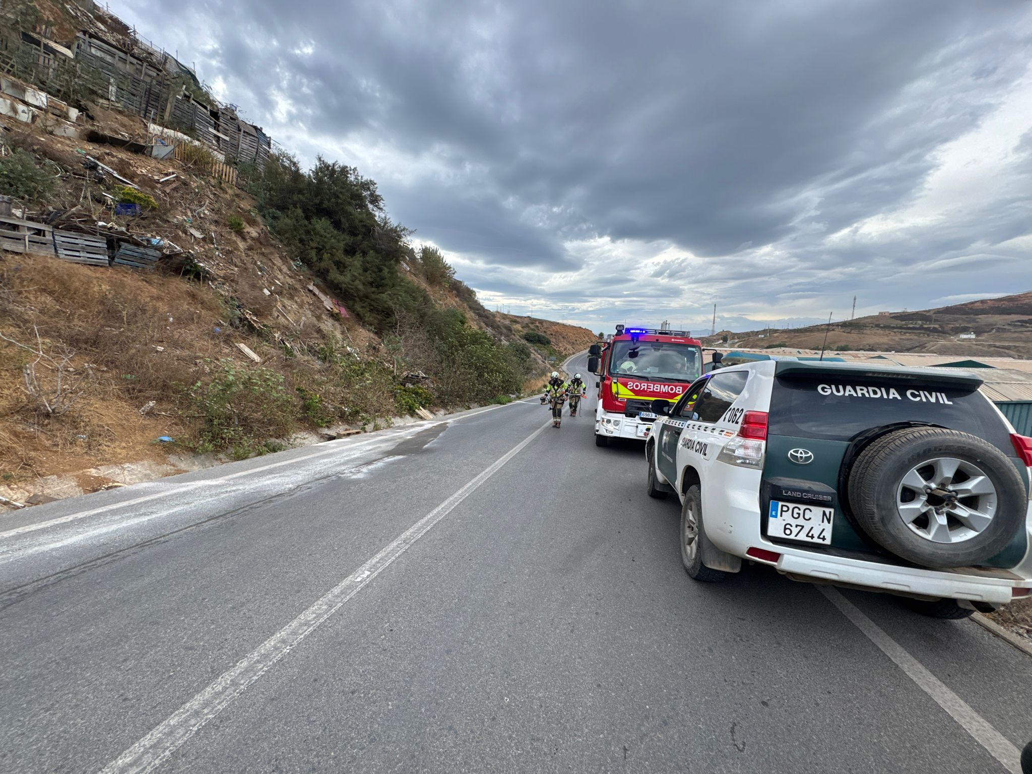 Guardia Civil y Bomberos en Ceuta colaborando en el derribo de un dron cargado de droga procedente de Marruecos.