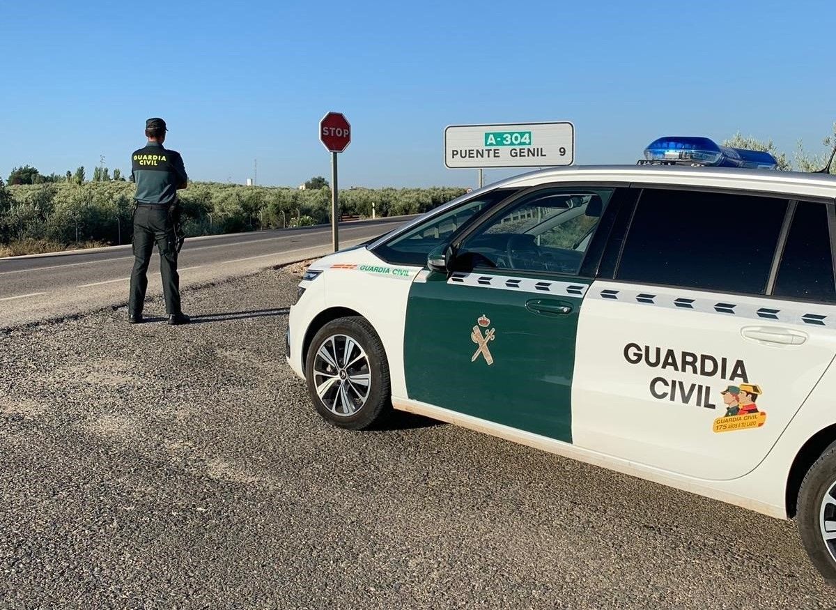 Un guardia civil en Puente Genil.