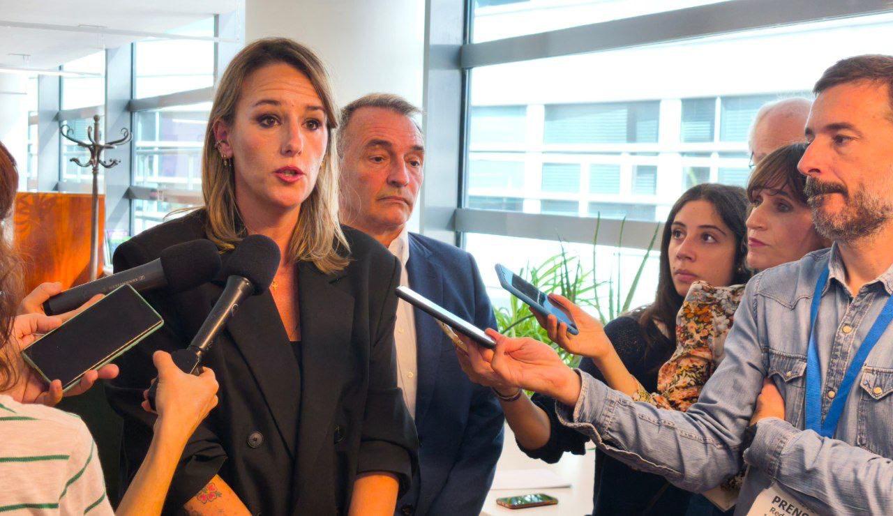 Olaya Salardón secretaria de AUGC junto a Enrique Santiago diputado en SUMAR declarando ante los medios tras la reunión.