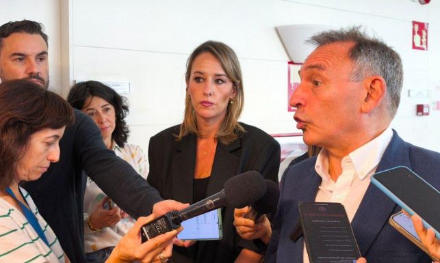 Olaya Salardón y Enrique Santiago atendiendo a los medios