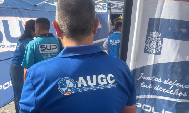 Integrante con un polo de AUGC en la manifestación de Málaga. 29 de Octubre.