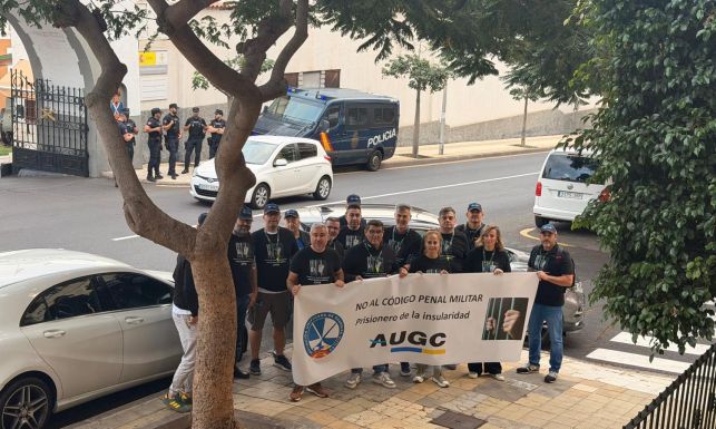 Concentración en la sede del tribunal militar de Tenerife