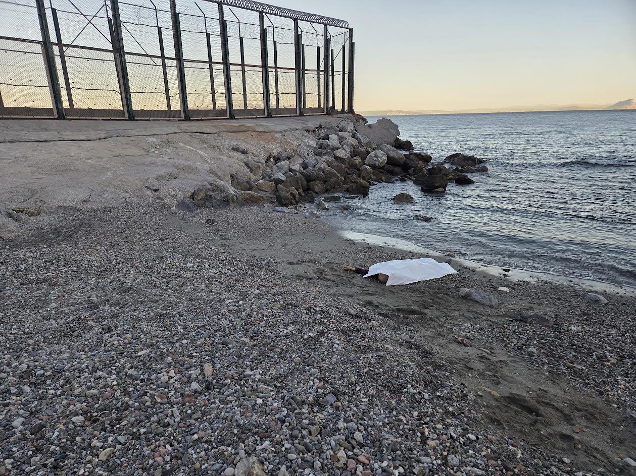 Cuerpo de inmigrante en el espigón de Benzú Cuerpo de inmigrante en el espigón de Benzú