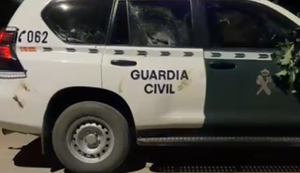 Coche de la Guardia Civil dañado en la "rave" de Hellín