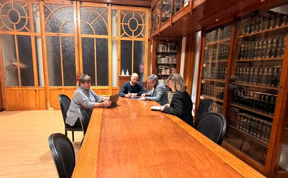 El Alcalde y la Teniente de Alcalde de Torrelaguna con representantes de AUGC