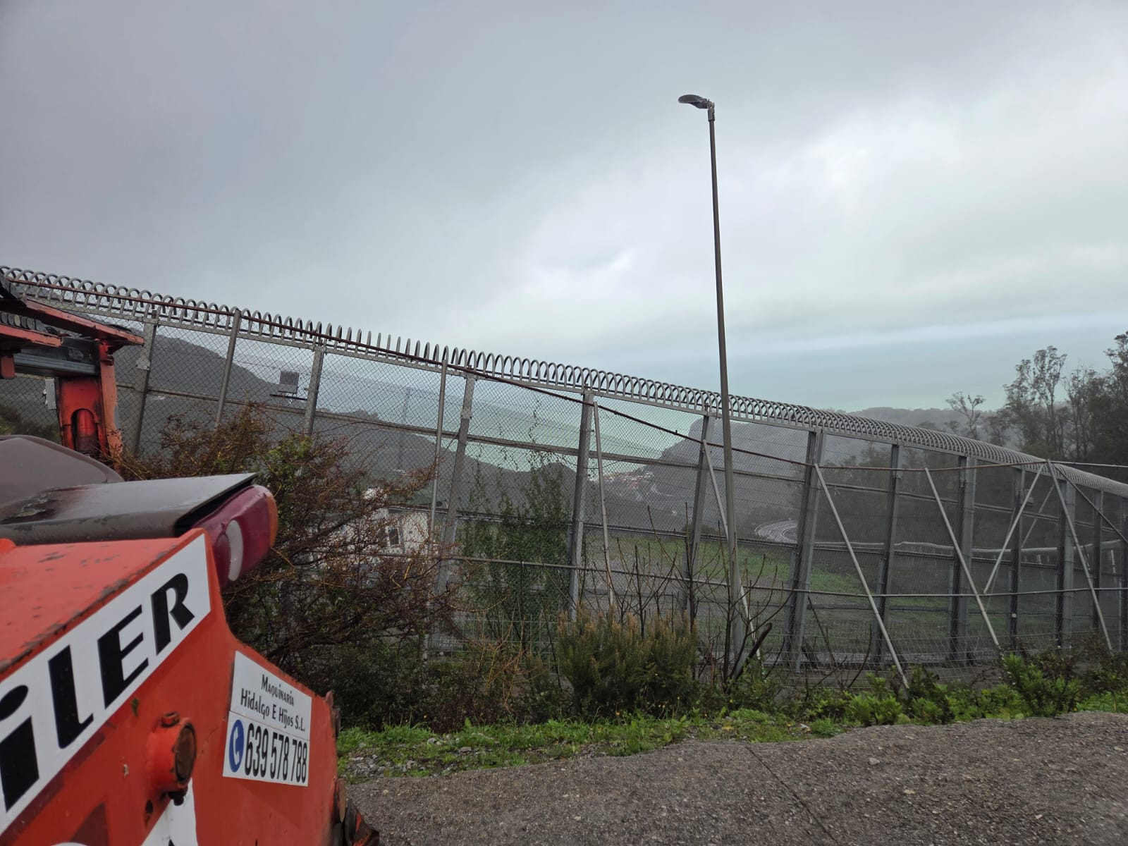 Vallado perimetral de la frontera con Marruecos en Ceuta