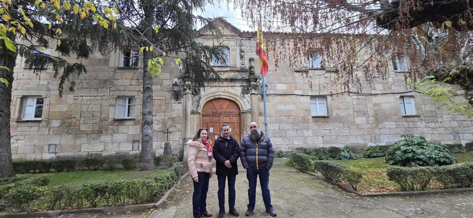 El Alcalde de Torrelaguna con la Secretaria Provincial y el Secretario de Organización de AUGC Madrid frente a la fachada del Cuartel de Torrelaguna.