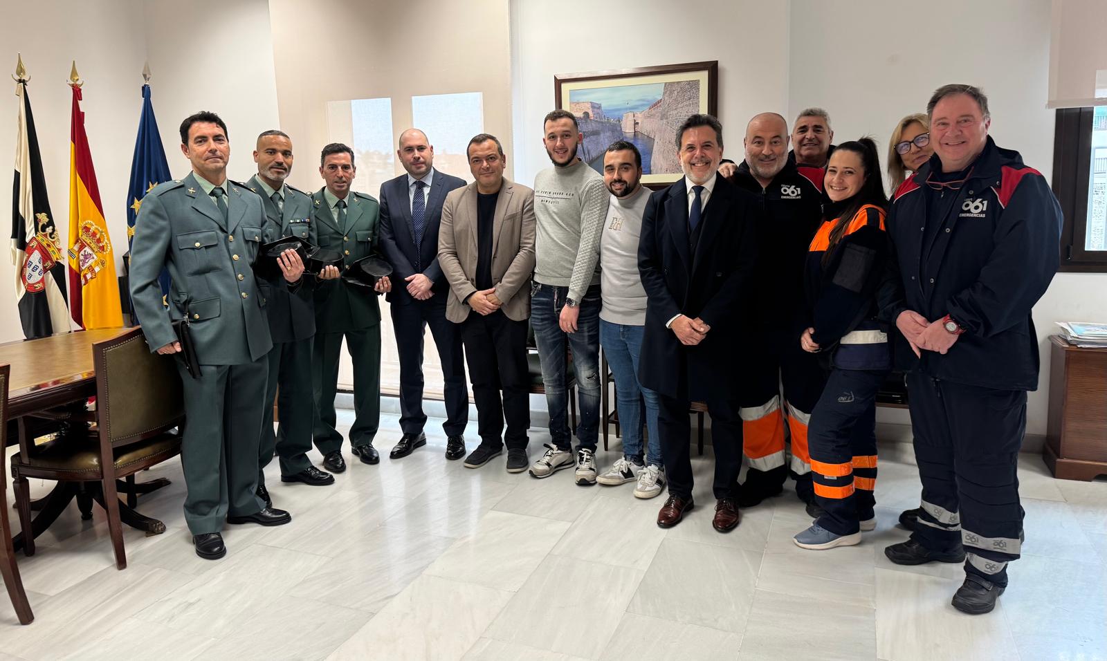 agentes de la Guardia Civil, junto a los profesionales sanitarios del 061 que participaron en el auxilio, por el nuevo delegado del Gobierno en Ceuta, Miguel Ángel Pérez Triano.