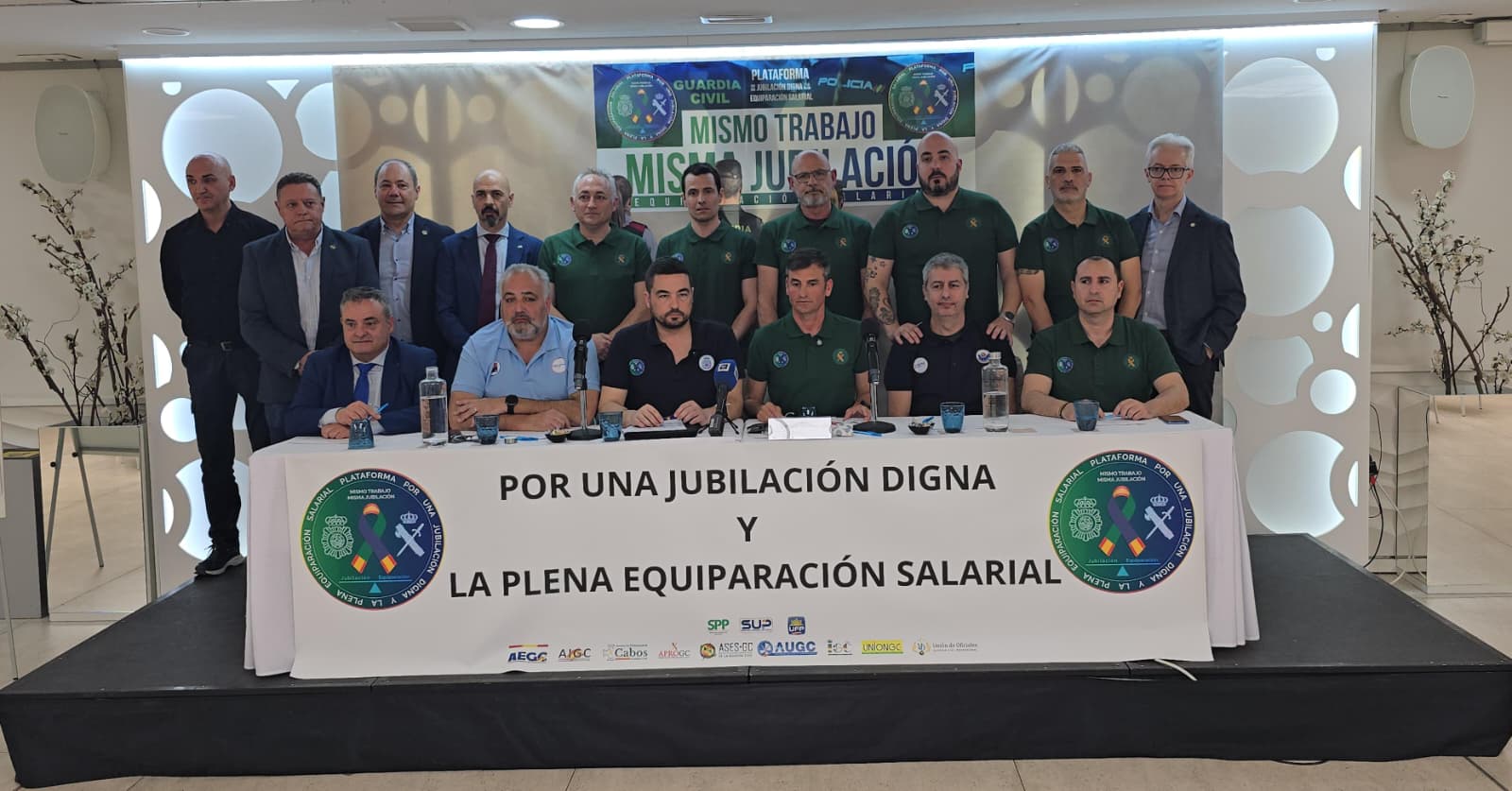 Representantes de las organizaciones participantes en la Plataforma por una jubilación digna y la plena equiparación salarial