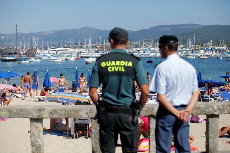 Un agente de la Guardia Civil vigila una playa en Verano.
