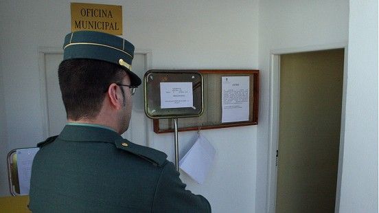 Guardia civil en colegio electoral