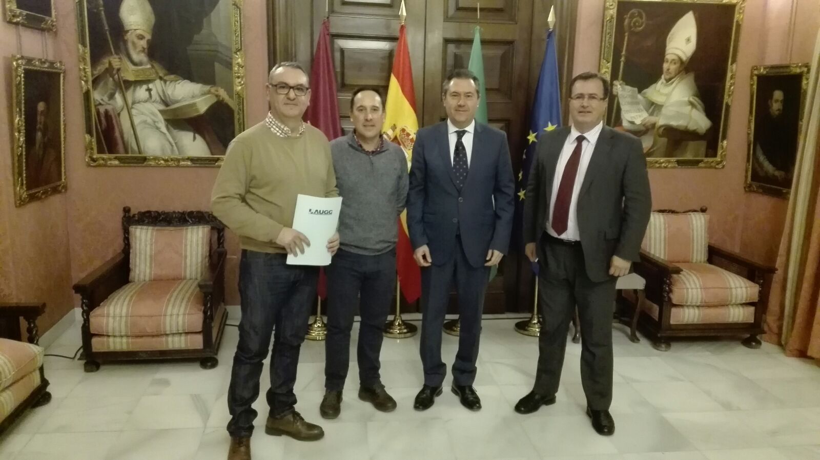 Los representantes de AUGC, con el alcalde de Sevilla