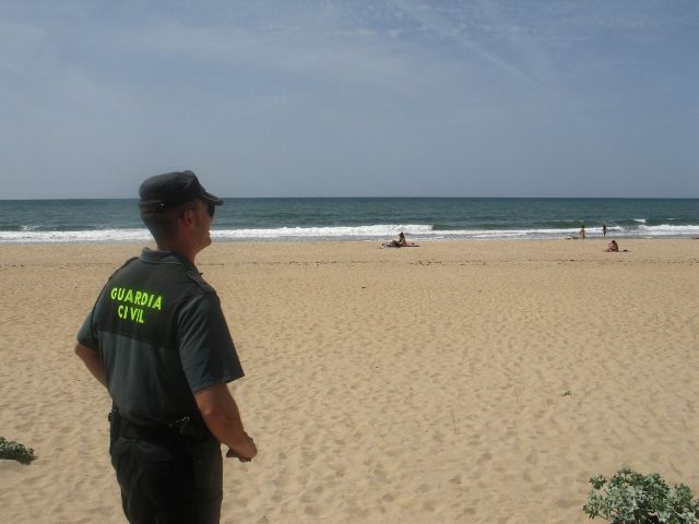 Guardia civil vigilando una playa