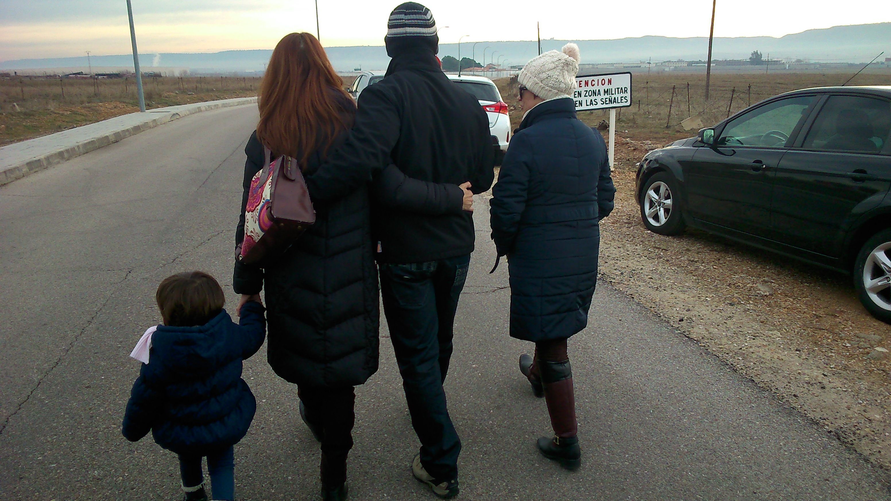 Sergio, acompañado por su familia, en el momento de dirigirse a prisión