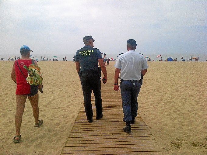 Guardia civil trabajando en verano
