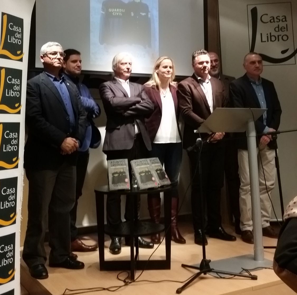 Foto de grupo con los intervinientes en la presentación de Asuntos Internos