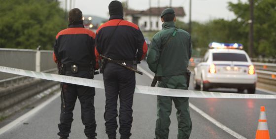 Dos ertzainas junto a un guardia civil en el País Vasco