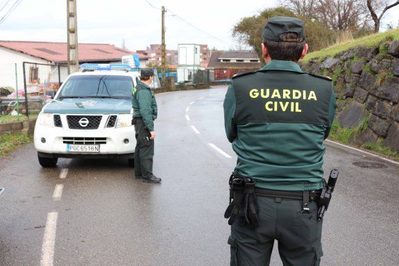 Dos guardias civiles vigilan el tráfico