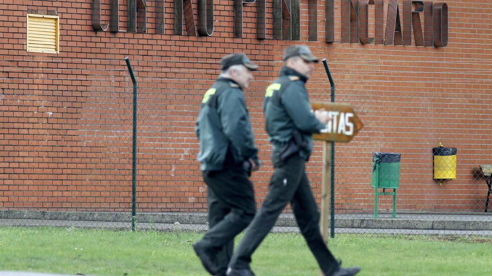 Dos guardias civiles vigilando el perímetro de una prisión