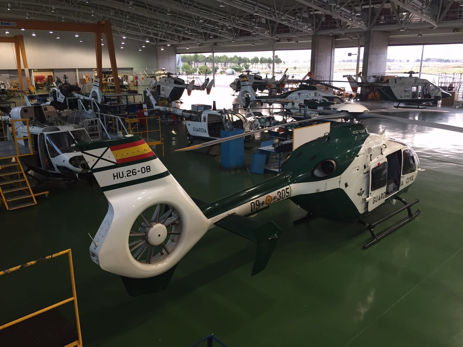 Helicópteros de la Guardia Civil en el hangar