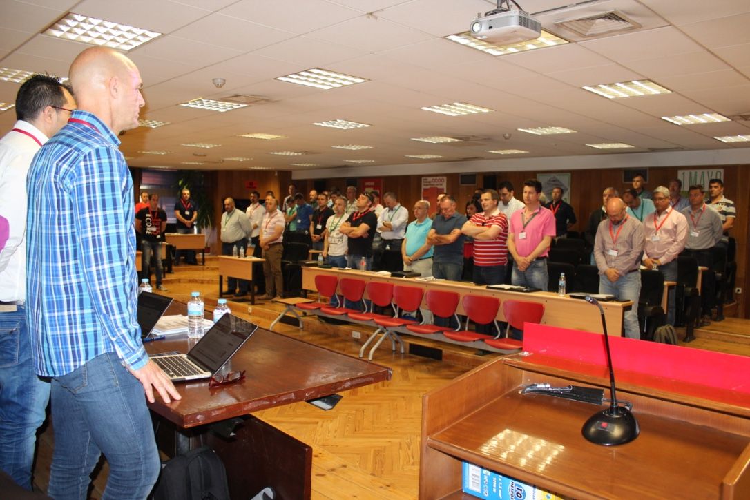 Minuto de silencio por compañero fallecido