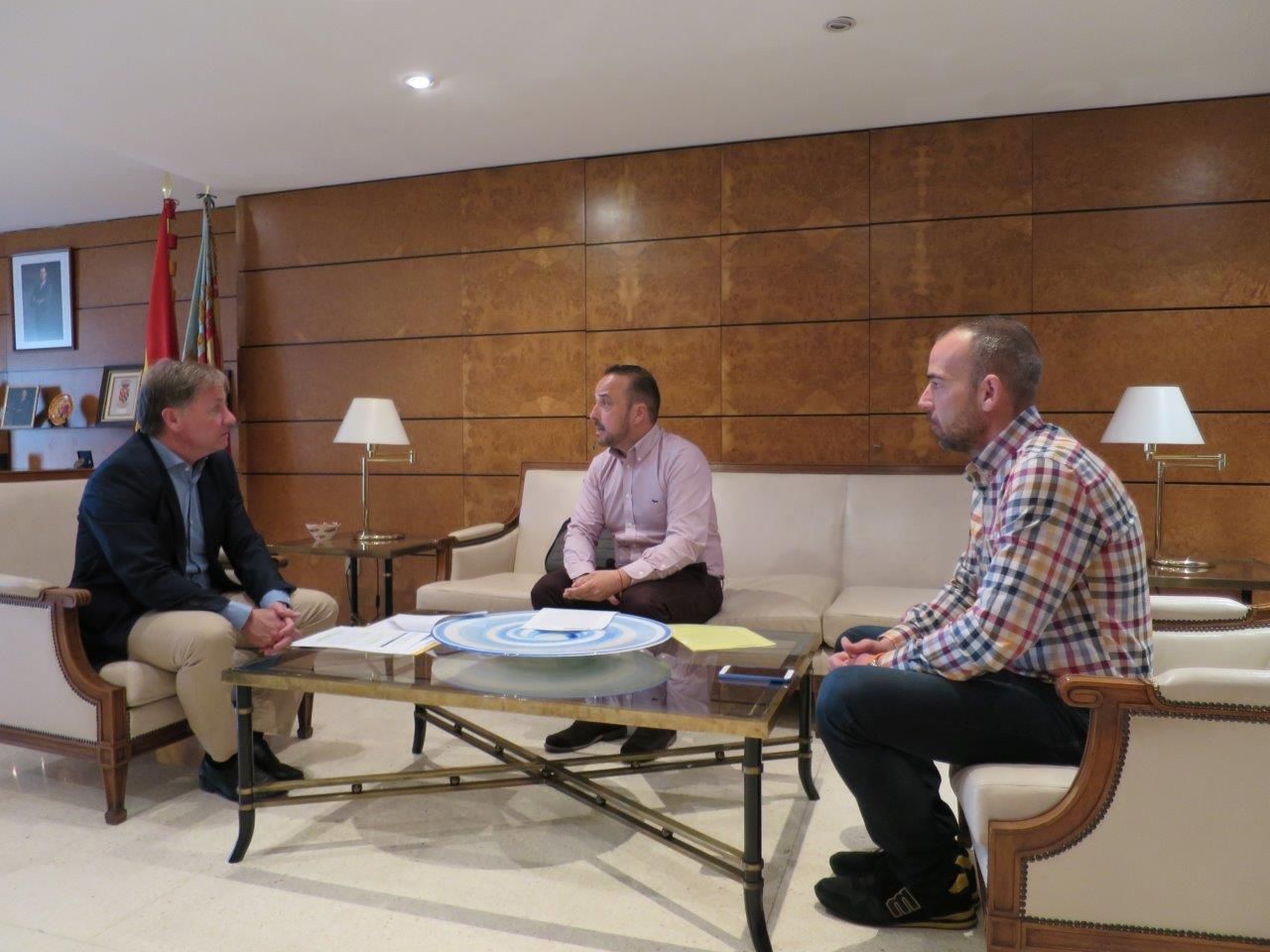 Representantes de AUGC en la Comunitat Valenciana, con el delegado del Gobierno