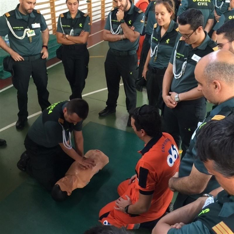 Entrenamiento de guardias civiles en primeros auxilios