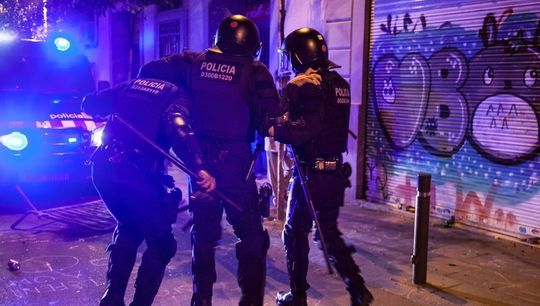 Mossos d'Esquadra enfrentándose a los disturbios