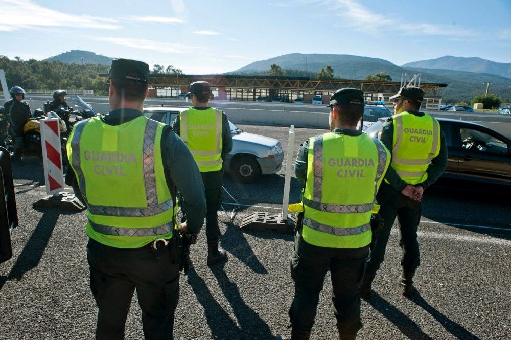 Guardias civiles trabajando