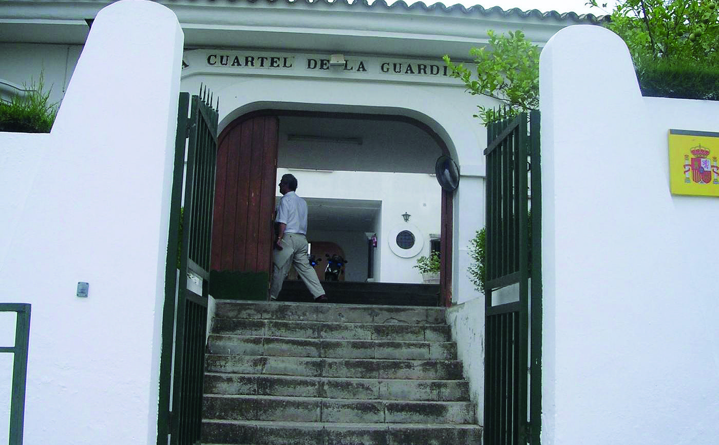 Entrada al cuartel de la Guardia Civil en la localidad de Arcos de la Frontera, en la Sierra de Cádiz