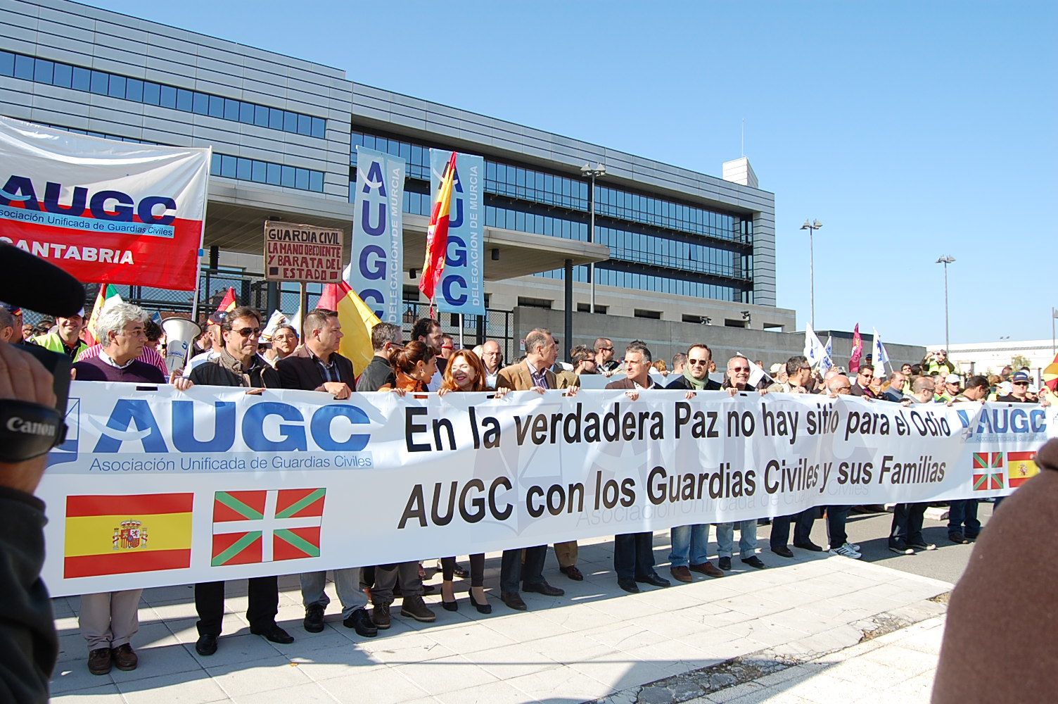 Manifestación contra ETA convocada por AUGC en Vitoria en octubre de 2011