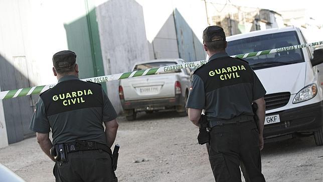 Dos guardias civiles trabajando