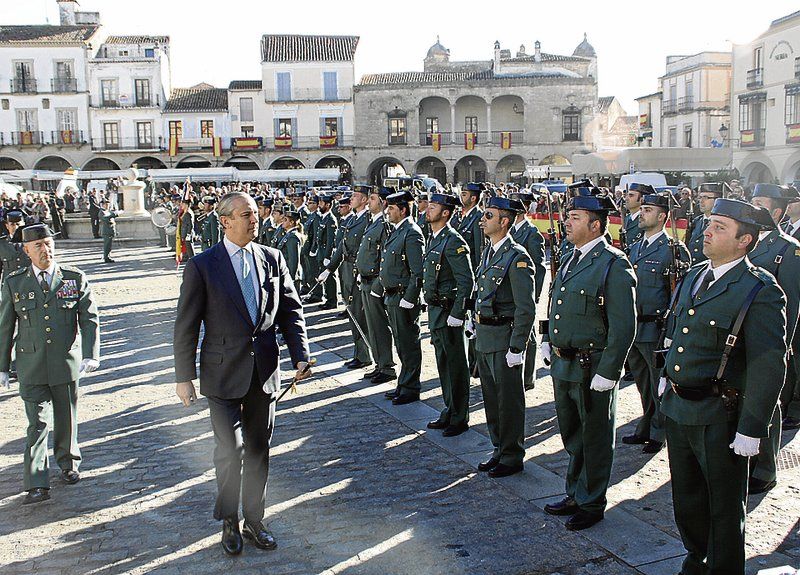 El director general de la Guardia Civil pasa revista el pasado mes de noviembre en la plaza mayor de la localidad cacereña de Trujillo.