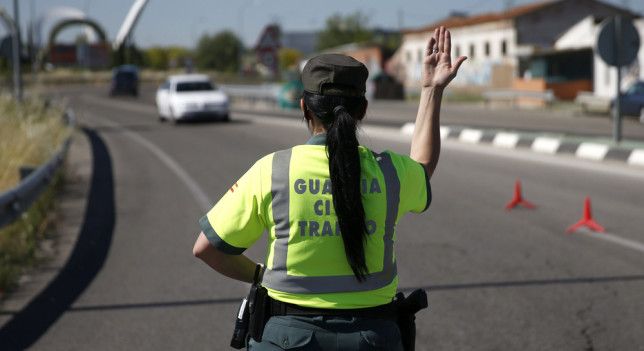 Una guardia civil en un control de tráfico