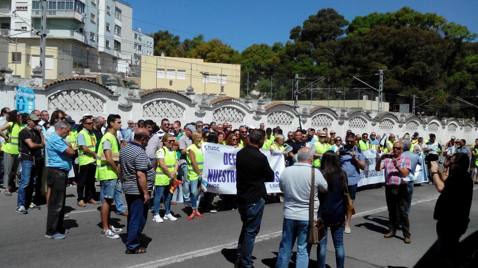 Familiares y compañeros de los guardias civiles sancionados se concentraron junto a representantes de la sociedad de Cádiz.