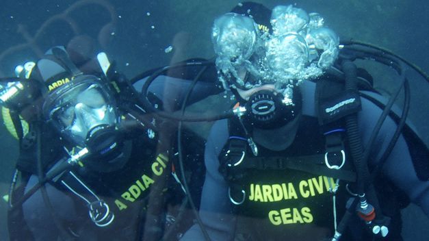 Dos miembros del GEAS de la Guardia Civil