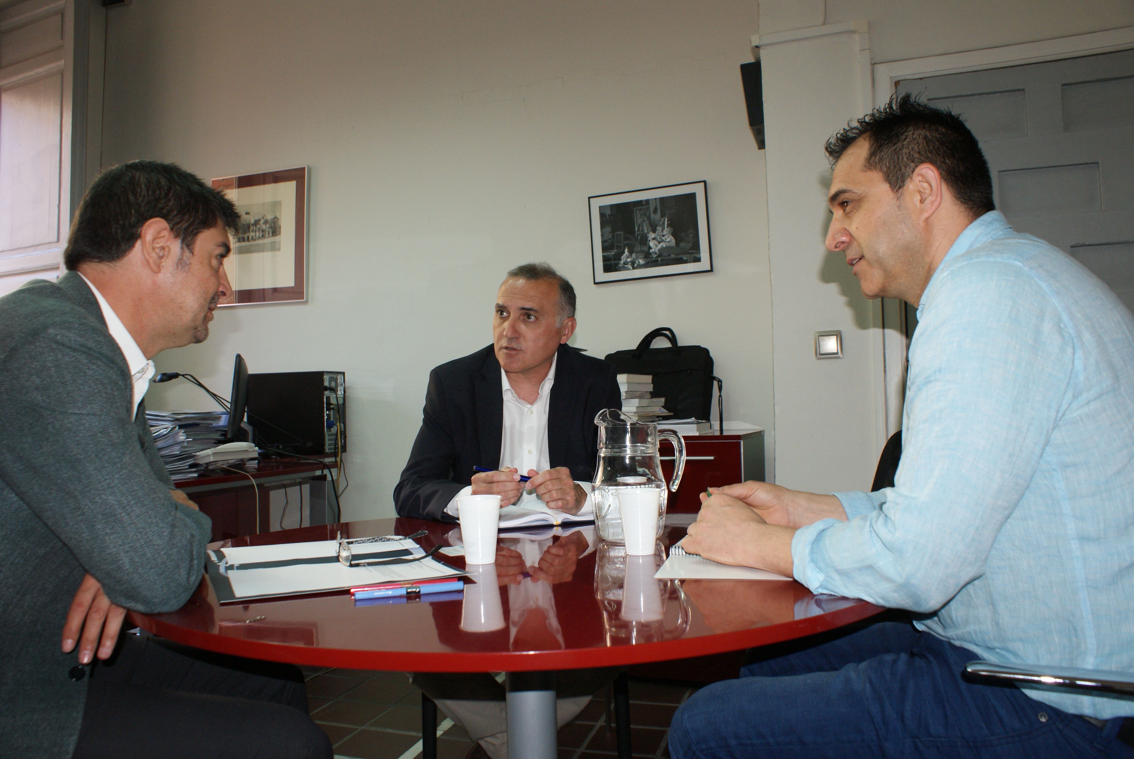 El secretario general de AUGC, Alberto Moya (centro), y el secretario nacional de Formación, Manuel Moya (derecha), con Juan Ávila, secretario general de la FEMP.