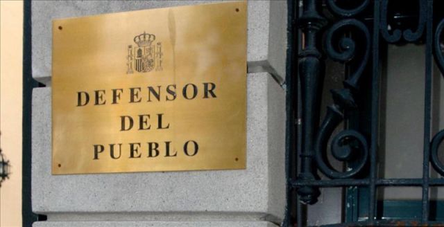 Placa identificativa en la sede del Defensor del Pueblo, en Madrid