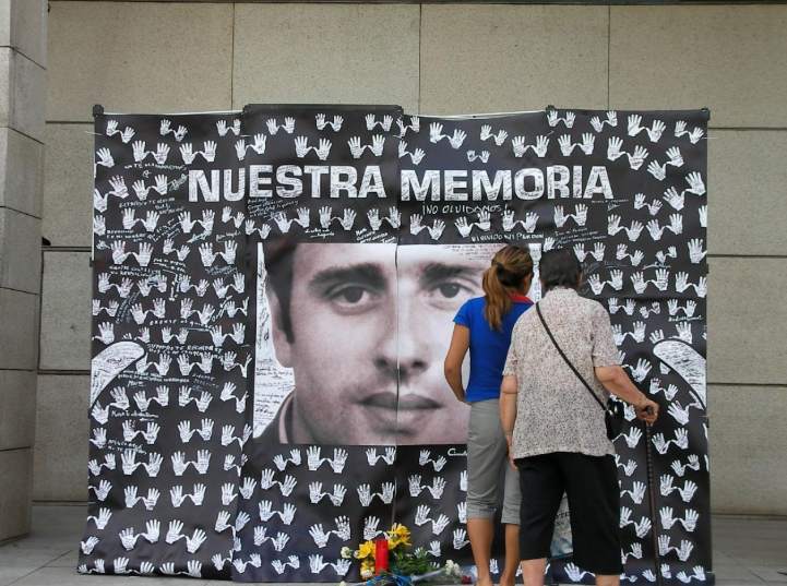 Cartel homenaje a Miguel Ángel Blanco en una imagen de archivo