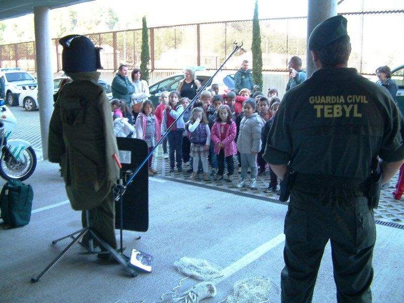 Un agente del TEBYL, en un encuentro con escolares.