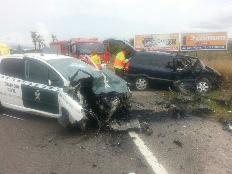 Imagen de archivo de un vehículo oficial de la Guardia Civil accidentado.