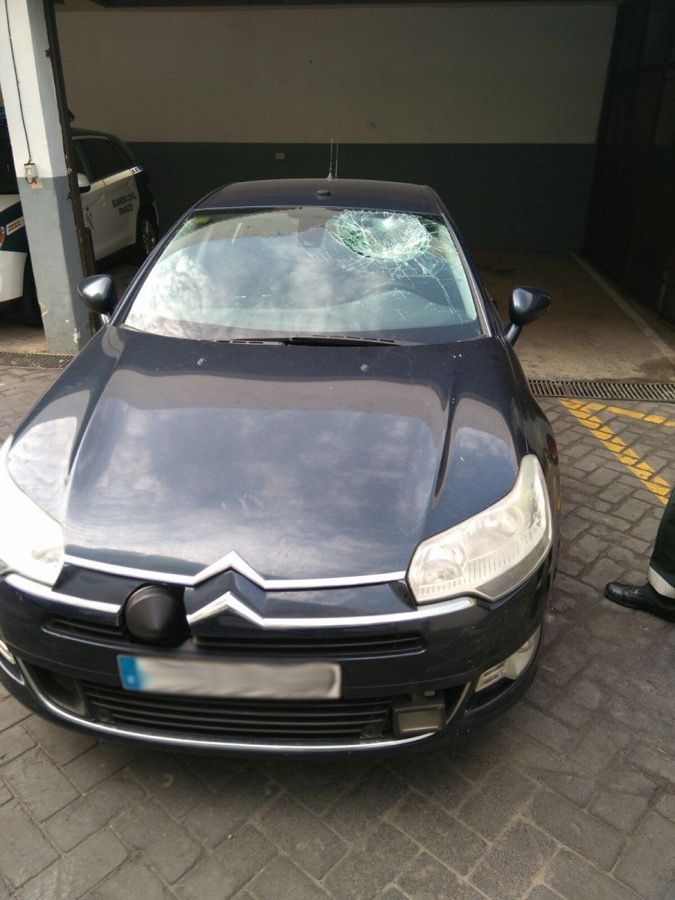 Estado en el que quedó el vehículo atacado donde el agente realizaba su trabajo.