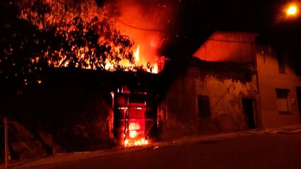 Imagen del incendio de la casa en la localidad leonesa de Valderas.