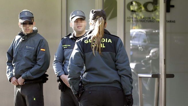 Una guardia civil con dos compañeros durante un servicio.