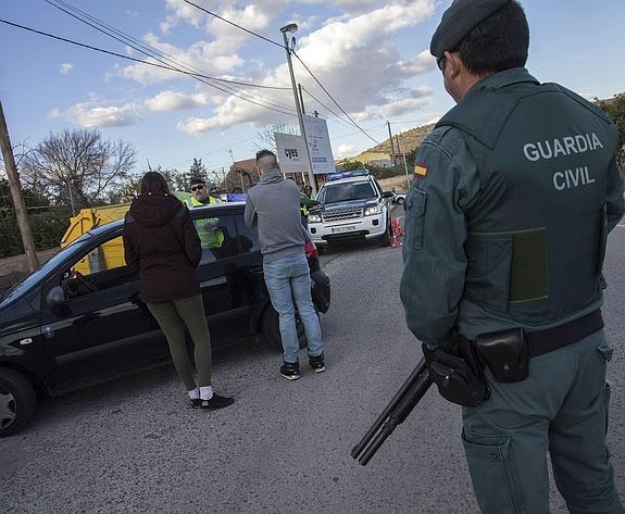 Agentes de la Guardia Civil en un control