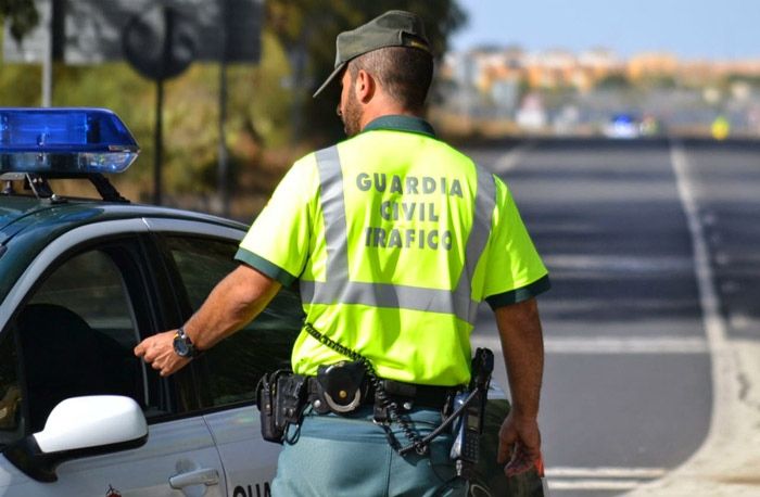 Un guardia civil en una patrulla de Tráfico