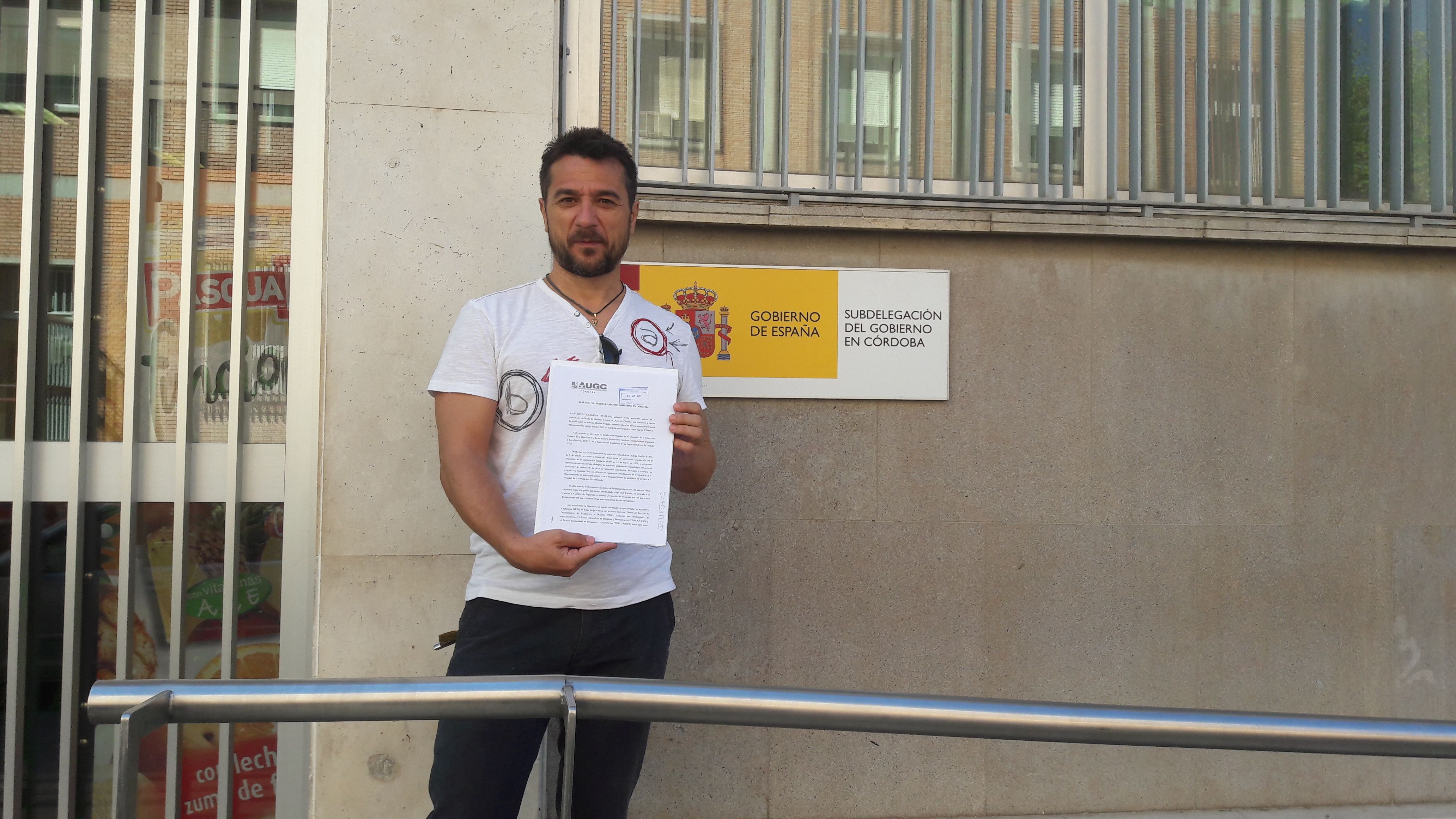 El secretario general de AUGC en Córdoba, Juan Ostos, con el escrito que ha entregado.