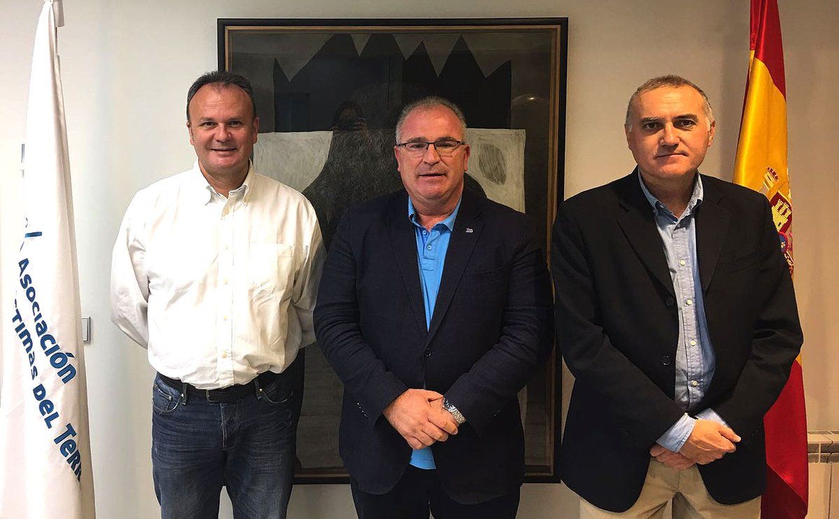 El secretario de Organización de AUGC, José Cabrera Farfán (izda.) y el secretario general de AUGC, Alberto Moya, flanquean al presidente de la AVT, Alfonso Sánchez.