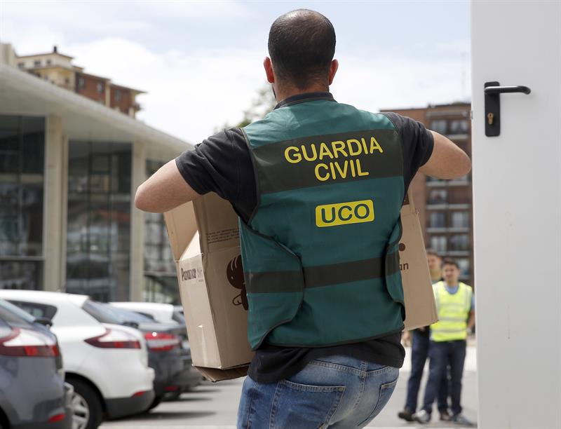 Un agente de la Unidad Central Operativa en una intervención.