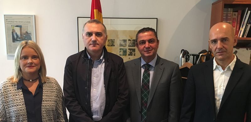 Alberto Moya y Juan Líébana, secretario general y secretario de Relaciones Institucionales de AUGC, respectivamente, posan con María del Mar Blanco y José Alberto Martín (con corbata), del Grupo Parlamentario del Partido Popular.